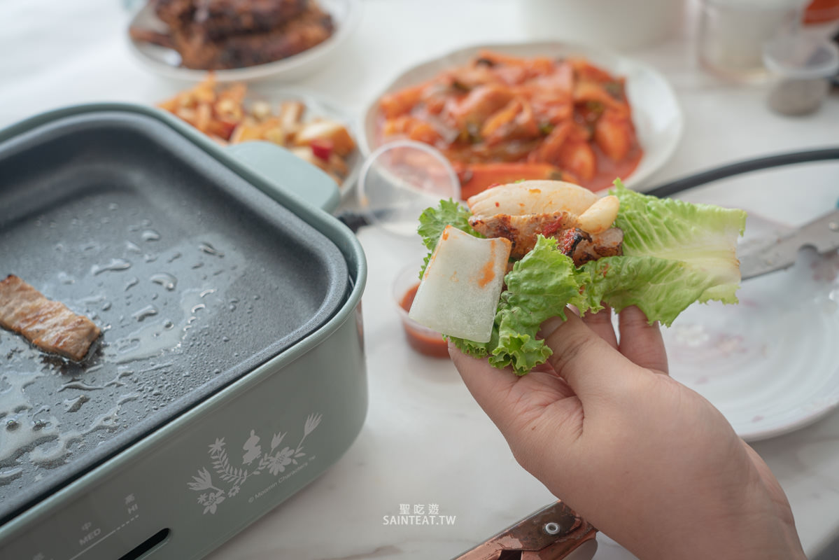 八色烤肉外帶》988一套四人餐超豐盛,雖然肉普通,但年糕、沙拉、生菜跟炸雞都還不錯欸! - 第1張圖 八色烤肉外帶》988一套四人餐超豐盛,雖然肉普通,但年糕、沙拉、生菜跟炸雞都還不錯欸!