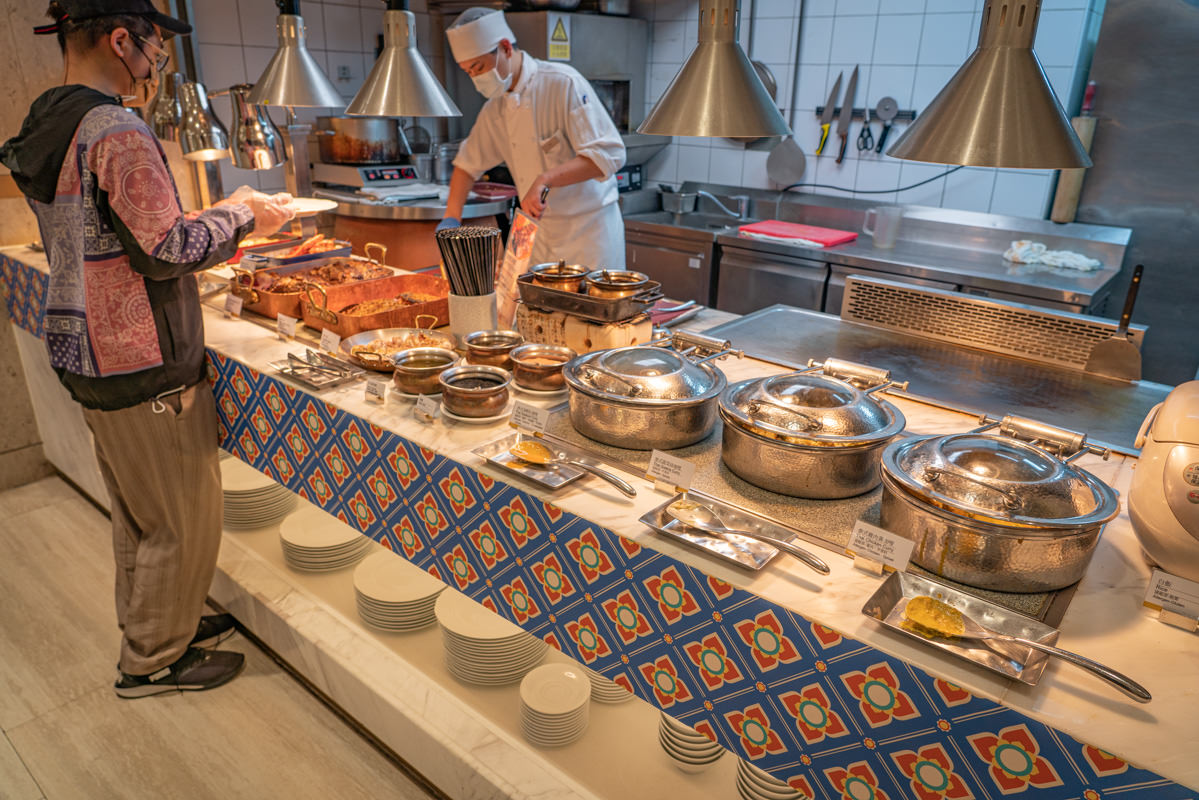 台北吃到飽推薦》六福萬怡敘日全日餐廳｜生蠔生食級干貝跟烤大蝦爽吃3.5小時，毀譽參半的評價居然很好吃！