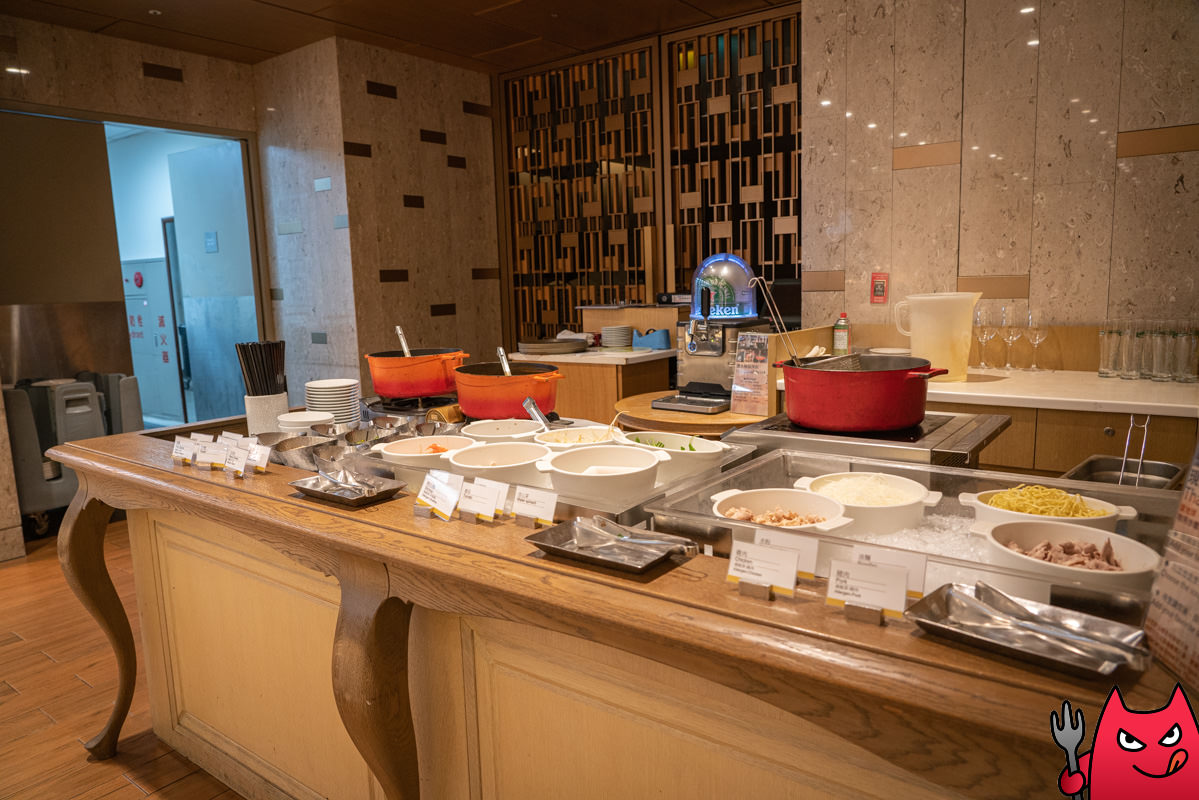 台北吃到飽推薦》六福萬怡敘日全日餐廳｜生蠔生食級干貝跟烤大蝦爽吃3.5小時，毀譽參半的評價居然很好吃！