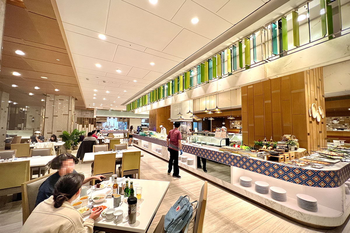 台北吃到飽推薦》六福萬怡敘日全日餐廳｜生蠔生食級干貝跟烤大蝦爽吃3.5小時，毀譽參半的評價居然很好吃！