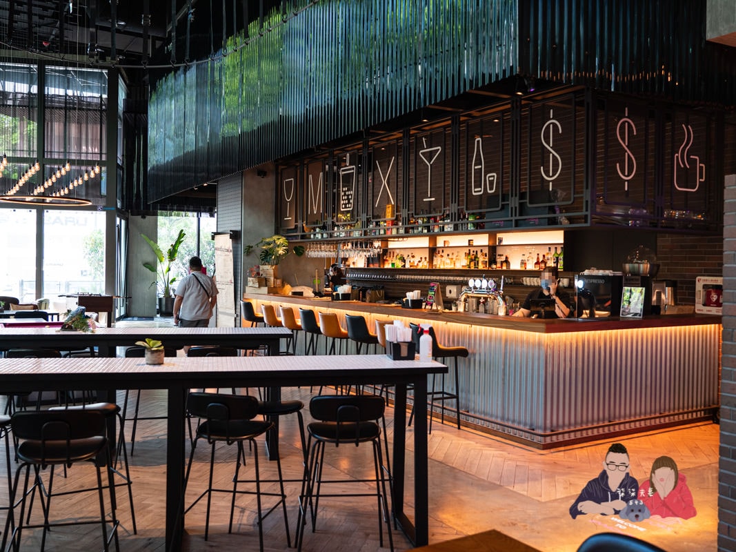 台中豐邑MOXY酒店》夜店運動風飯店超Chill～但停車場車道也太窄了吧XD！