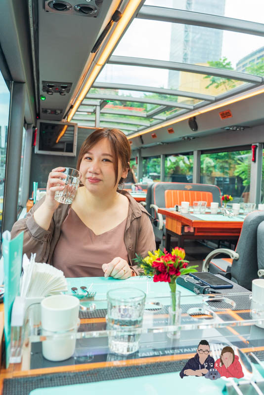 台北雙層餐車巴士x寒舍艾美》粵式米其林晚餐實際用餐搭乘心得，好有出國的興奮感！