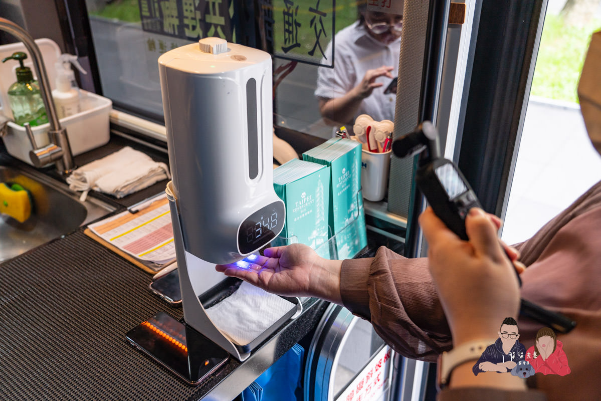 台北雙層餐車巴士x寒舍艾美》粵式米其林晚餐實際用餐搭乘心得，好有出國的興奮感！