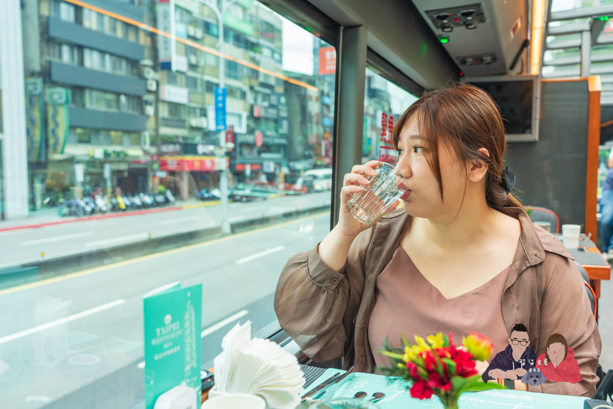 台北雙層餐車巴士x寒舍艾美》粵式米其林晚餐實際用餐搭乘心得，好有出國的興奮感！