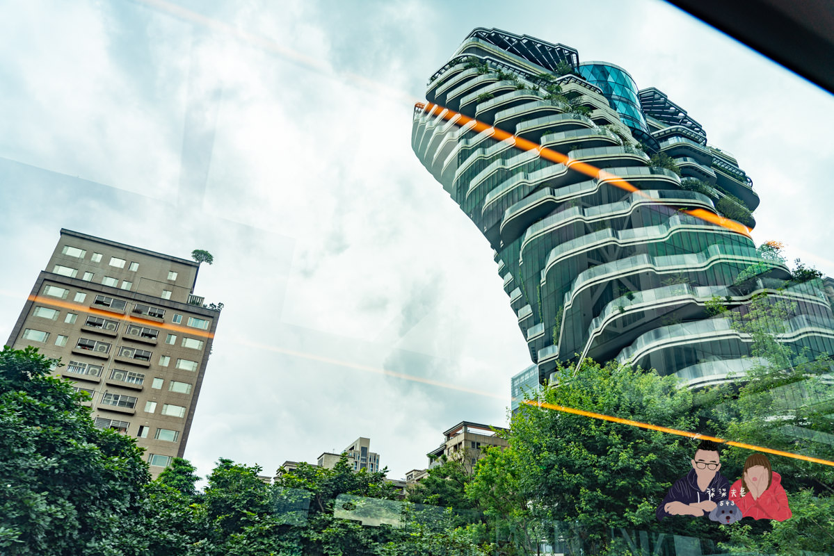 台北雙層餐車巴士x寒舍艾美》粵式米其林晚餐實際用餐搭乘心得，好有出國的興奮感！