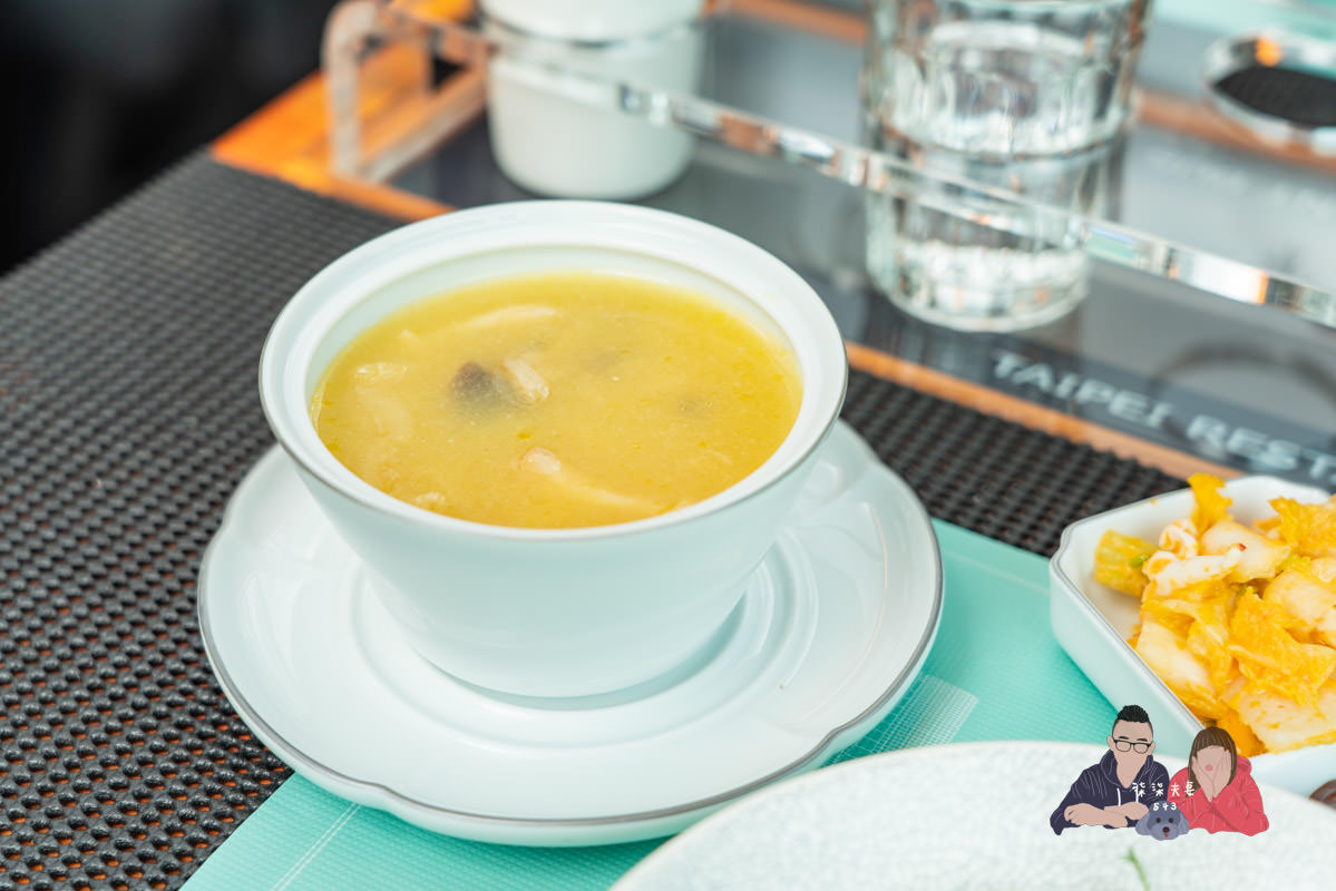 台北雙層餐車巴士x寒舍艾美》粵式米其林晚餐實際用餐搭乘心得，好有出國的興奮感！