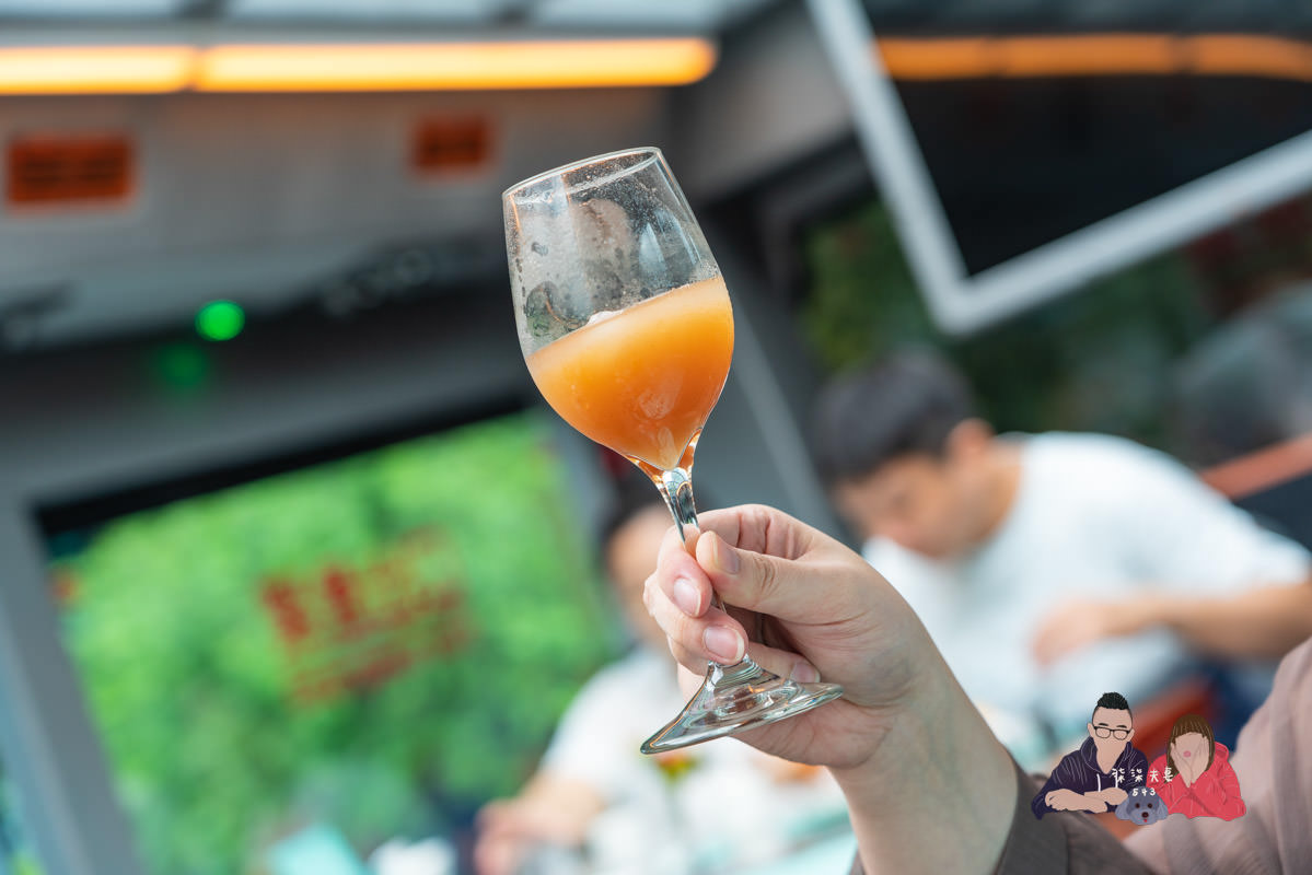 台北雙層餐車巴士x寒舍艾美》粵式米其林晚餐實際用餐搭乘心得，好有出國的興奮感！