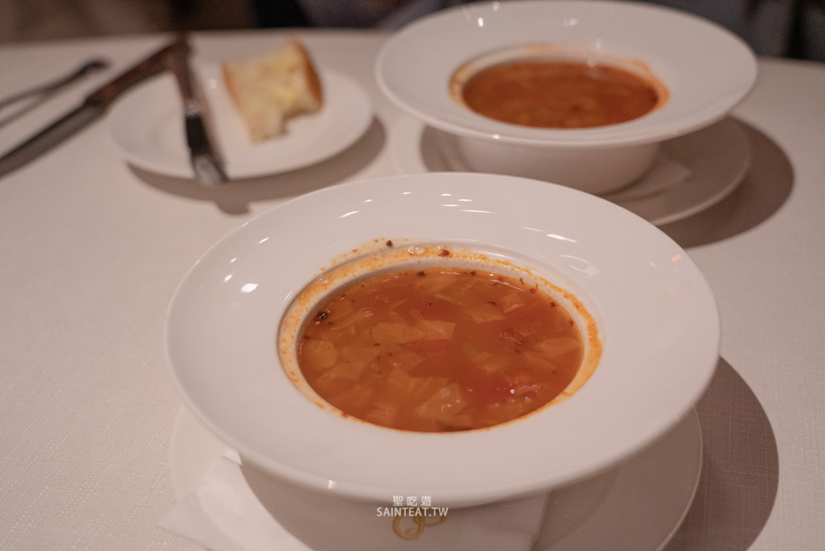 君品酒店雲軒西餐廳牛排吃到飽》1人最低不到 800元就能10oz菲力牛排無限吃！