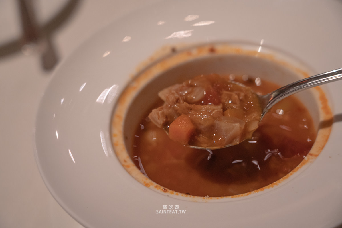 君品酒店雲軒西餐廳牛排吃到飽》1人最低不到 800元就能10oz菲力牛排無限吃！