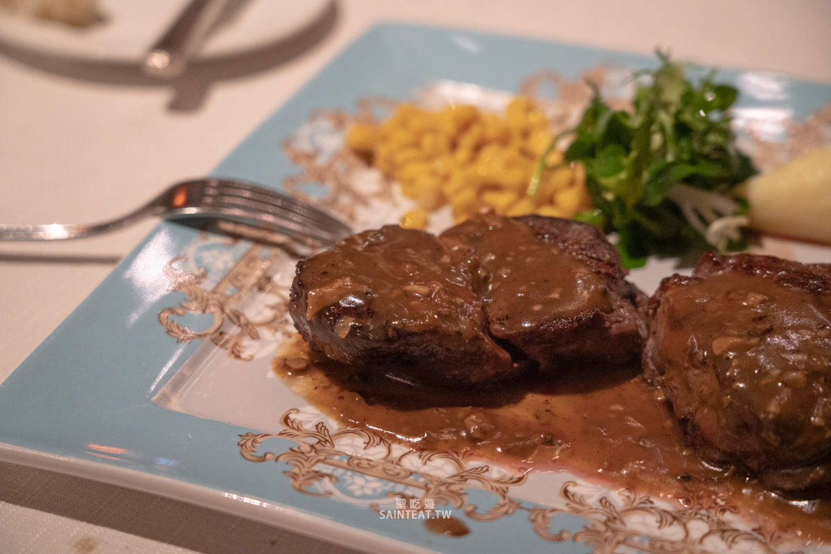 君品酒店雲軒西餐廳牛排吃到飽》1人最低不到 800元就能10oz菲力牛排無限吃！