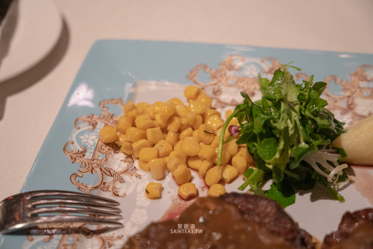 君品酒店雲軒西餐廳牛排吃到飽》1人最低不到 800元就能10oz菲力牛排無限吃！