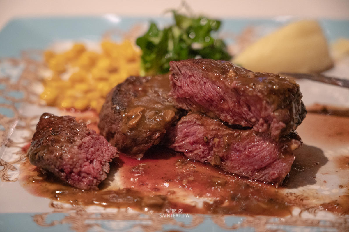君品酒店雲軒西餐廳牛排吃到飽》1人最低不到 800元就能10oz菲力牛排無限吃！