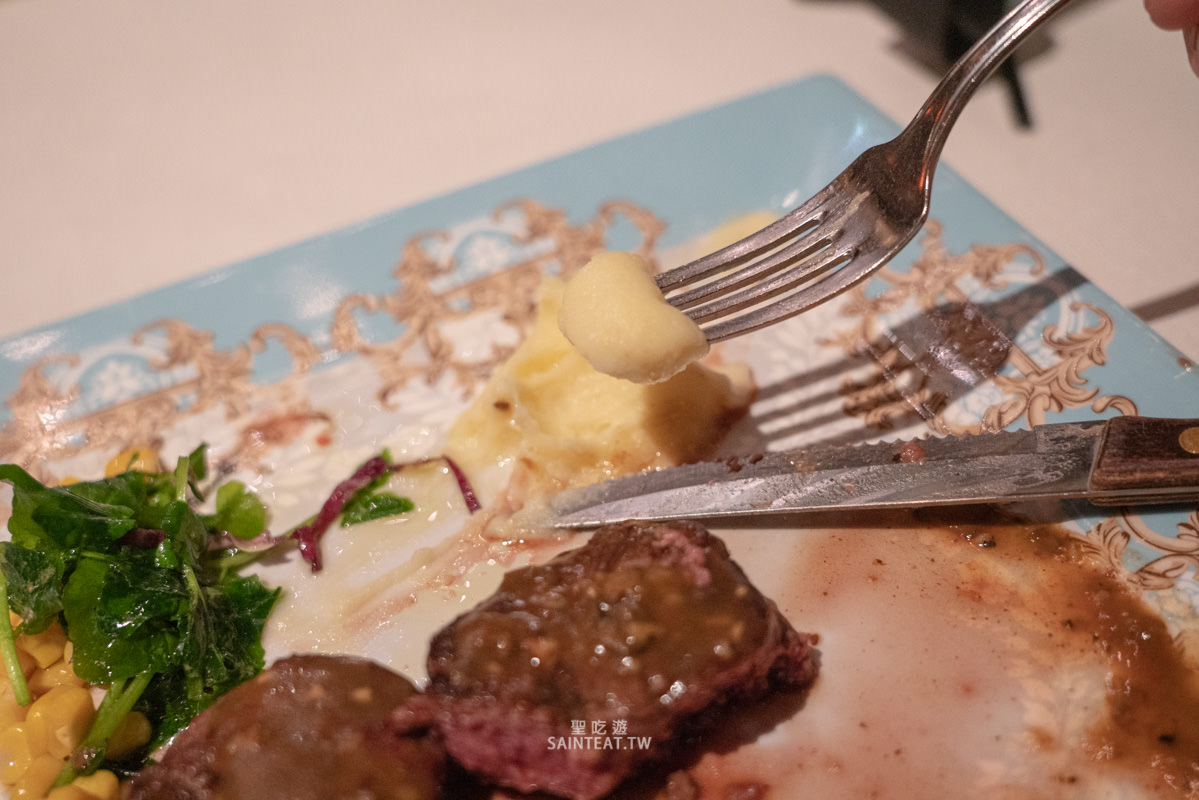 君品酒店雲軒西餐廳牛排吃到飽》1人最低不到 800元就能10oz菲力牛排無限吃！