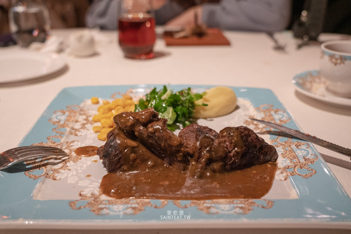 君品酒店雲軒西餐廳牛排吃到飽》1人最低不到 800元就能10oz菲力牛排無限吃！