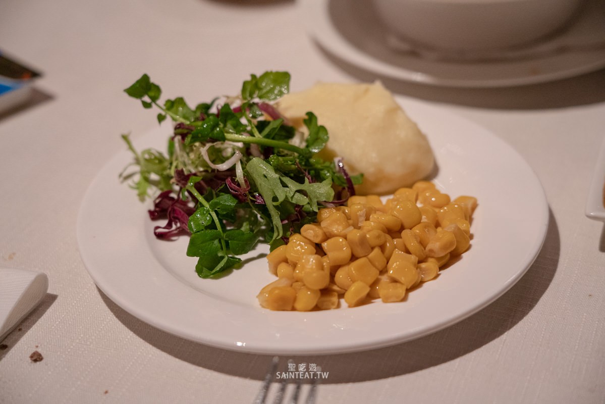 君品酒店雲軒西餐廳牛排吃到飽》1人最低不到 800元就能10oz菲力牛排無限吃！
