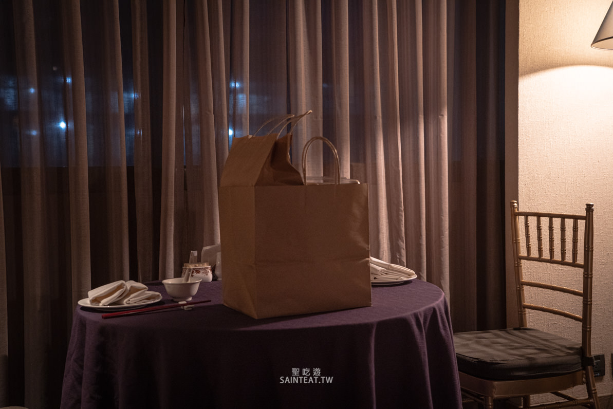 君品住宿吃烤鴨》米其林頤宮烤鴨四吃外帶在房間吃，住宿兼摘星～君品貴族宅饗宴住房專案也太享受了吧！
