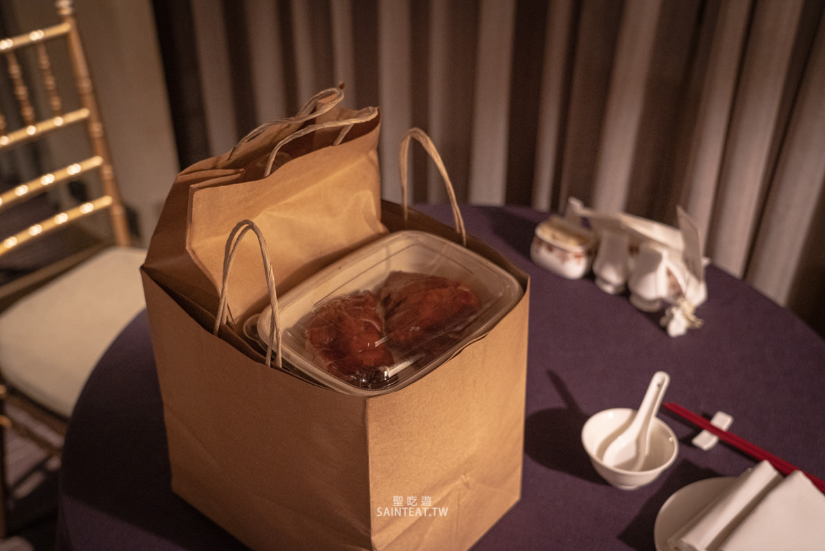 君品住宿吃烤鴨》米其林頤宮烤鴨四吃外帶在房間吃，住宿兼摘星～君品貴族宅饗宴住房專案也太享受了吧！