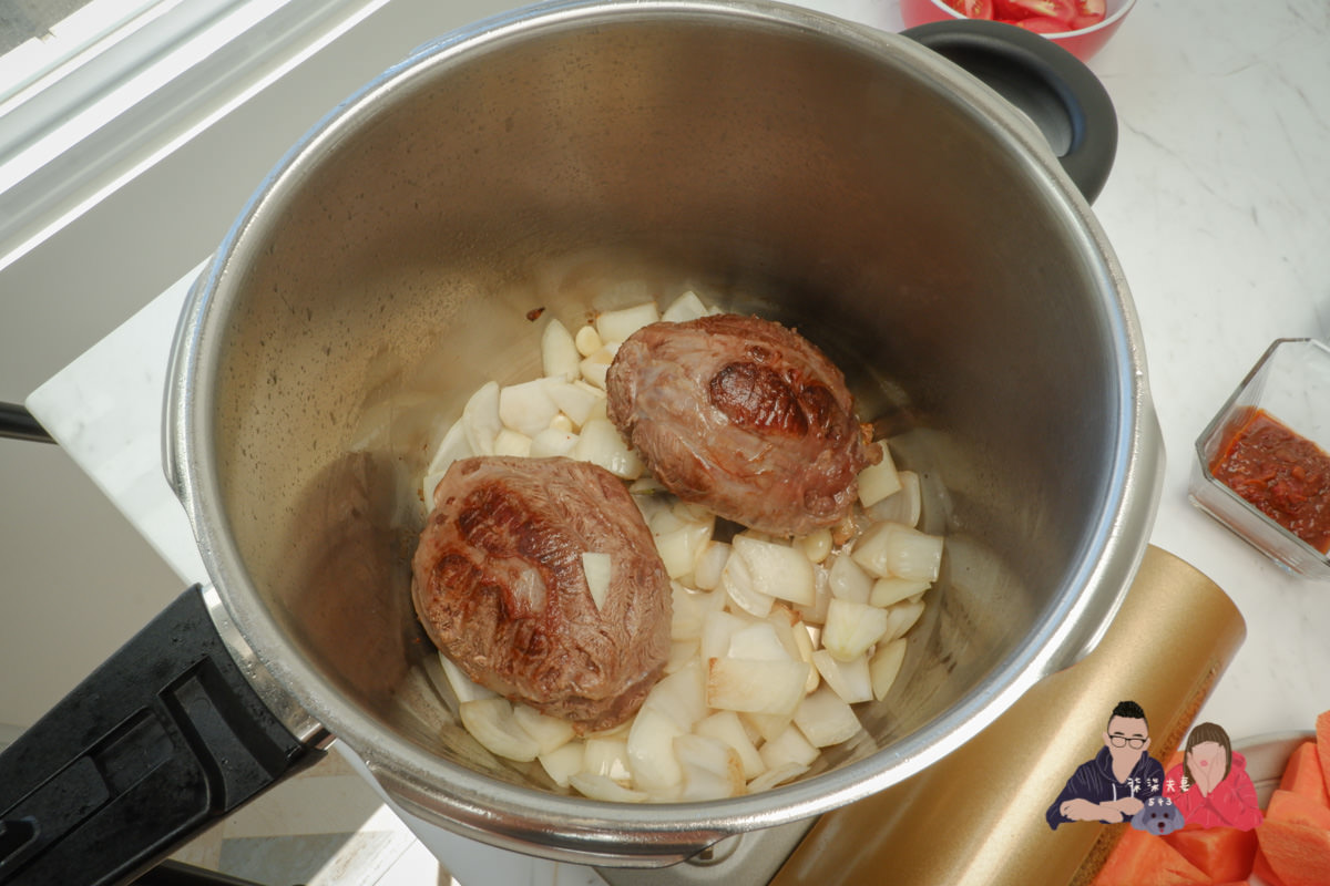 紅燒番茄牛肉麵食譜》5分鐘教你快速做出紅燒牛肉麵，我居然意外複製了滿漢大餐的味道？