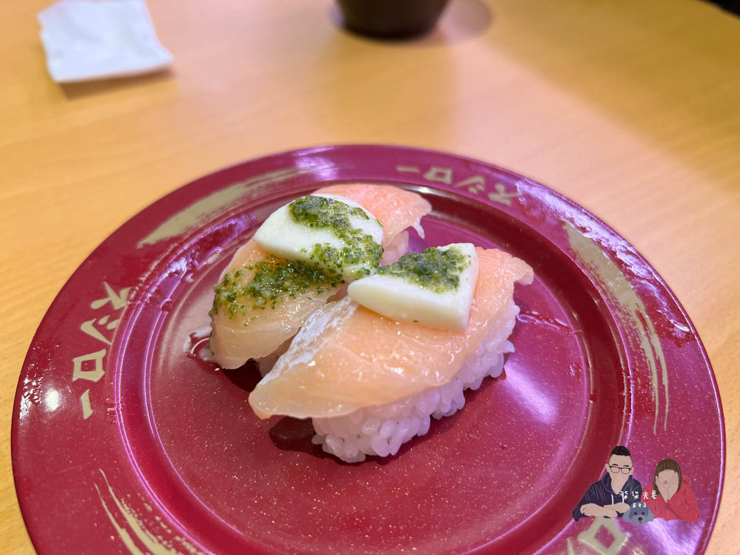 壽司郎美食圖鑑》吃過的91款餐點/甜點,哪些推薦哪些雷?期間限定好吃嗎?持續更新中! - 第19張圖 壽司郎莫扎瑞拉起司青醬鮭魚