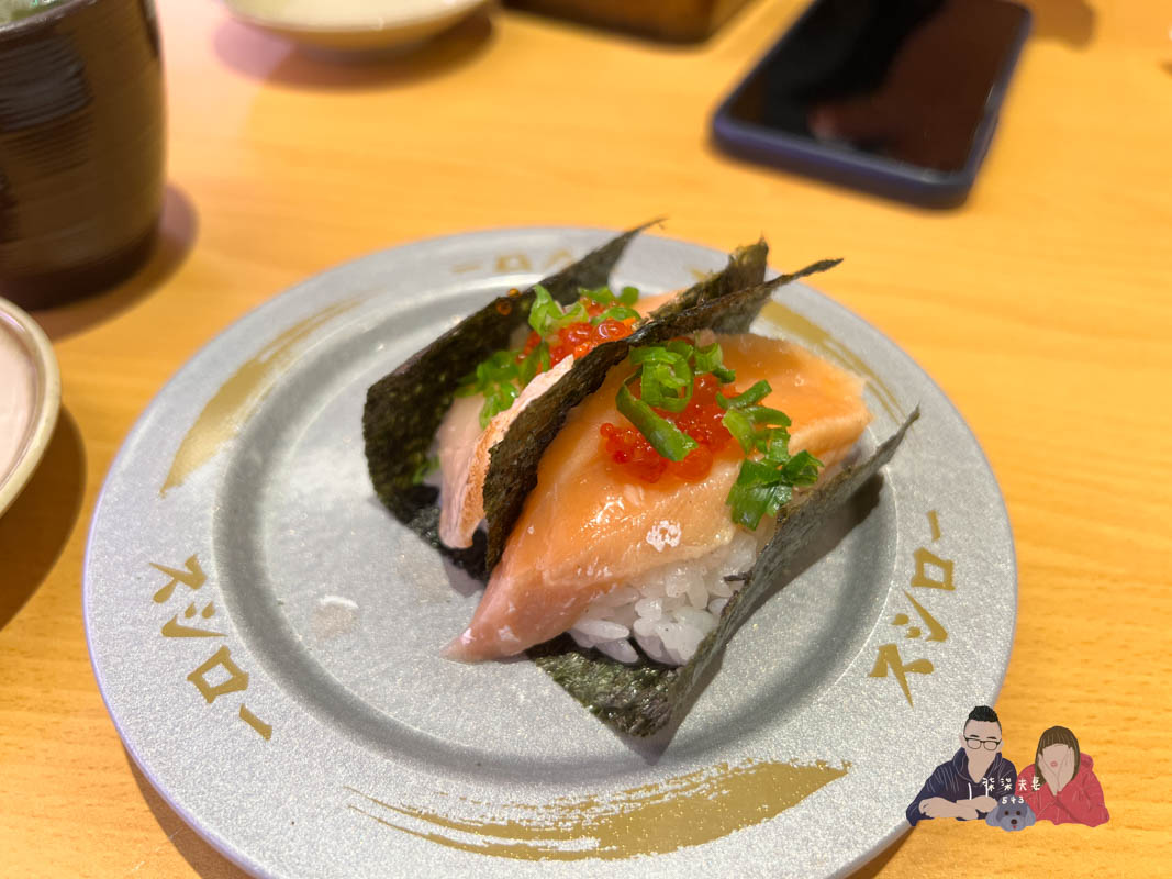 壽司郎美食圖鑑》吃過的91款餐點/甜點,哪些推薦哪些雷?期間限定好吃嗎?持續更新中! - 第23張圖 壽司郎雙卵炙燒鮭魚肚海苔包