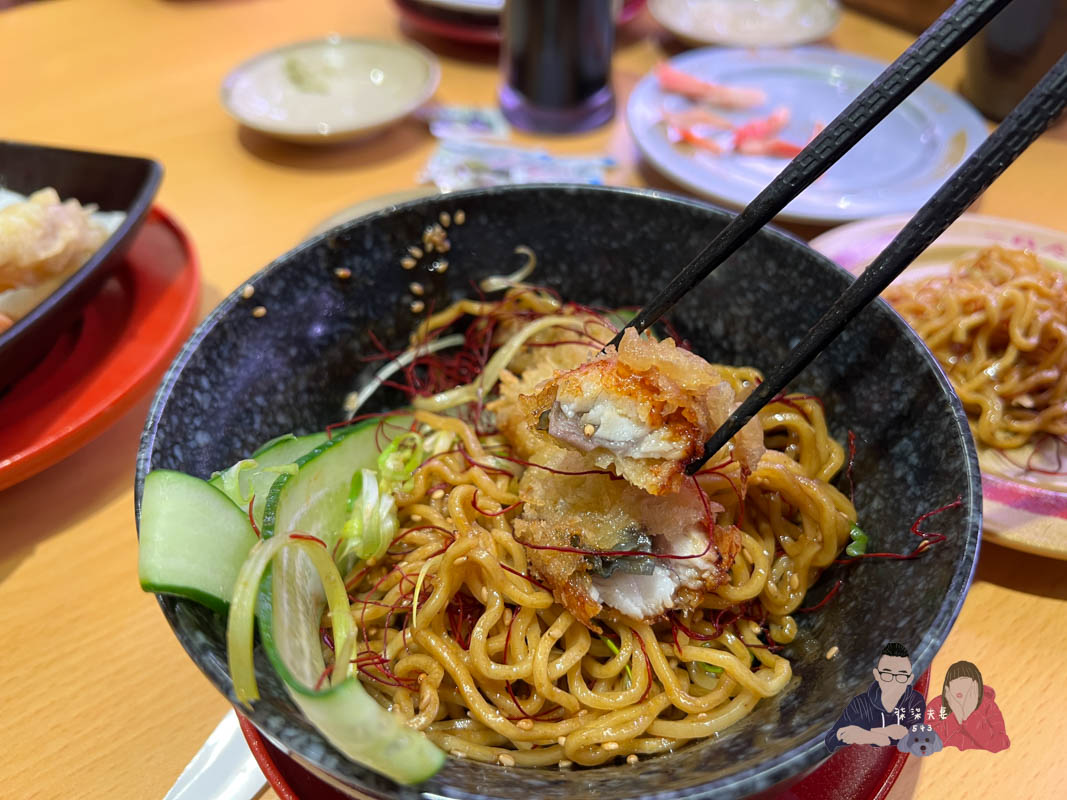 壽司郎美食圖鑑》吃過的91款餐點/甜點,哪些推薦哪些雷?期間限定好吃嗎?持續更新中! - 第93張圖 壽司郎酥炸鰻魚椒麻拌麵
