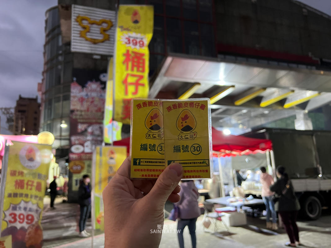 大仁哥蔗香脆皮桶仔雞》真的有這麼好吃嗎？刷手速才搶得到爆紅烤雞！