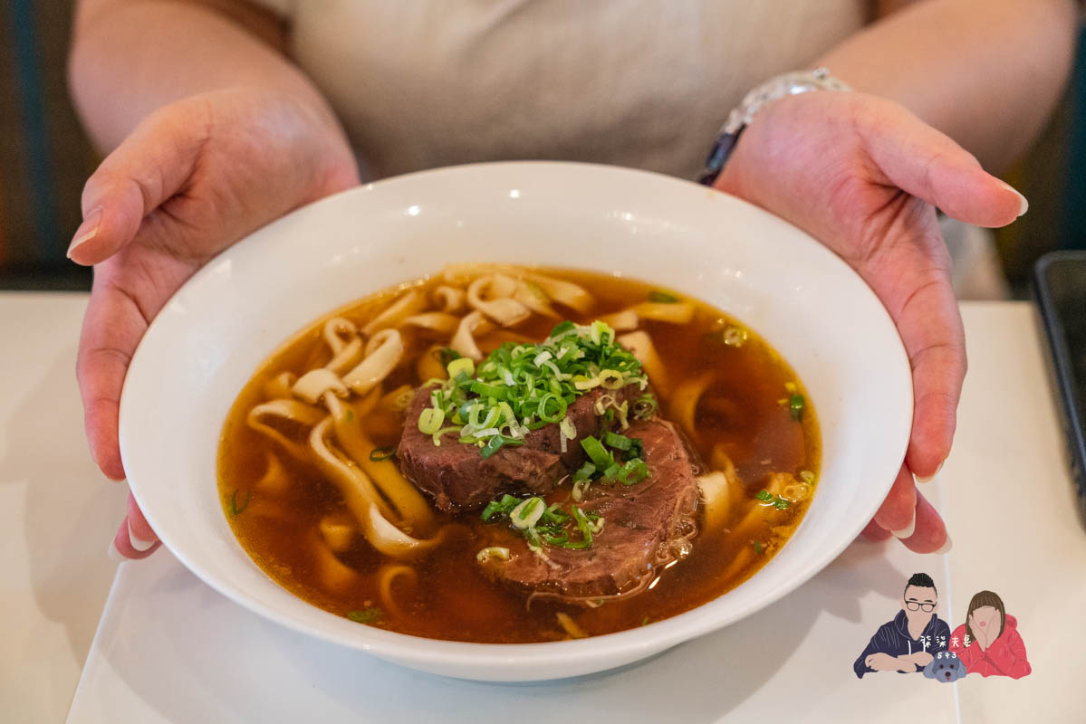 天下三絕》貴但物有所值的台北牛肉麵名店，生日還有免費豬腳麵可以吃，無愧連續4年的米其林餐盤餐廳！