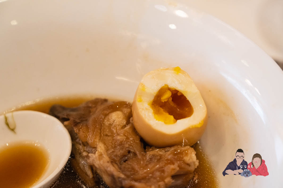 天下三絕》貴但物有所值的台北牛肉麵名店，生日還有免費豬腳麵可以吃，無愧連續4年的米其林餐盤餐廳！