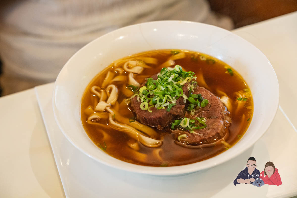 天下三絕》貴但物有所值的台北牛肉麵名店，生日還有免費豬腳麵可以吃，無愧連續4年的米其林餐盤餐廳！