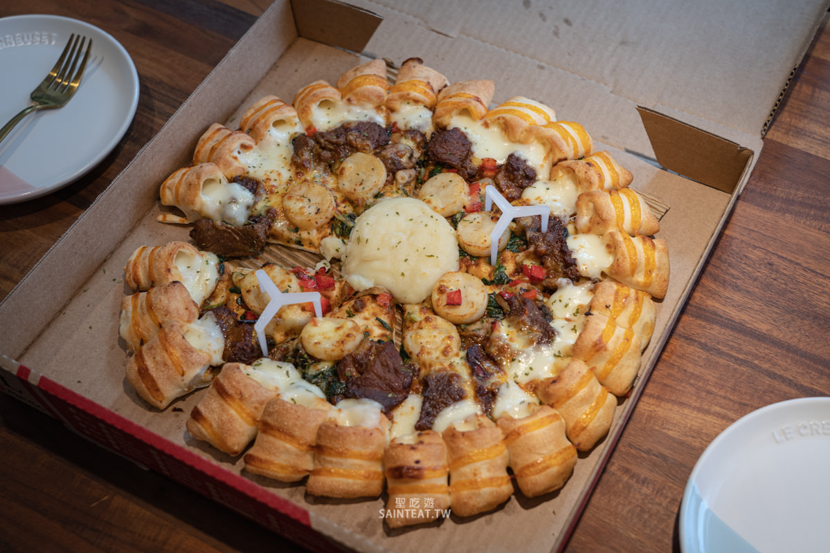 必勝客威士忌牛排干貝比薩+義大利麵》我覺得比較像是厚切鐵板牛柳披薩哈哈。必勝客義大利麵還不錯。