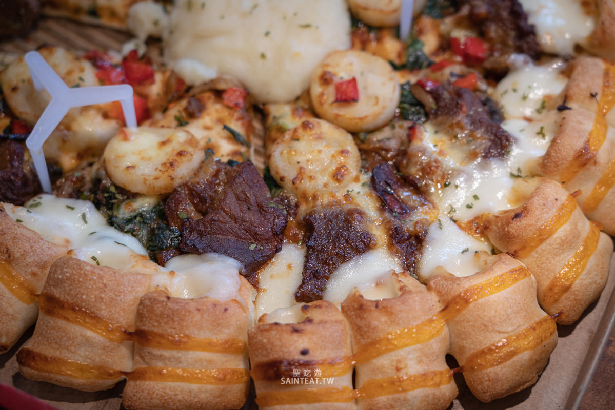 必勝客威士忌牛排干貝比薩+義大利麵》我覺得比較像是厚切鐵板牛柳披薩哈哈。必勝客義大利麵還不錯。