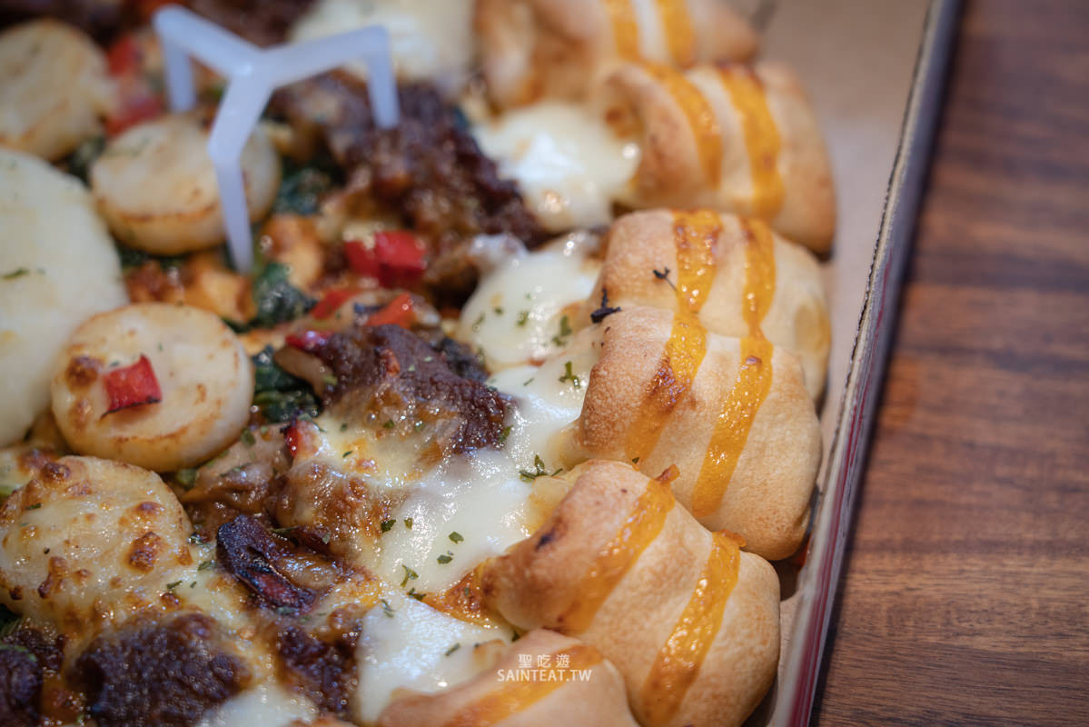 必勝客威士忌牛排干貝比薩+義大利麵》我覺得比較像是厚切鐵板牛柳披薩哈哈。必勝客義大利麵還不錯。