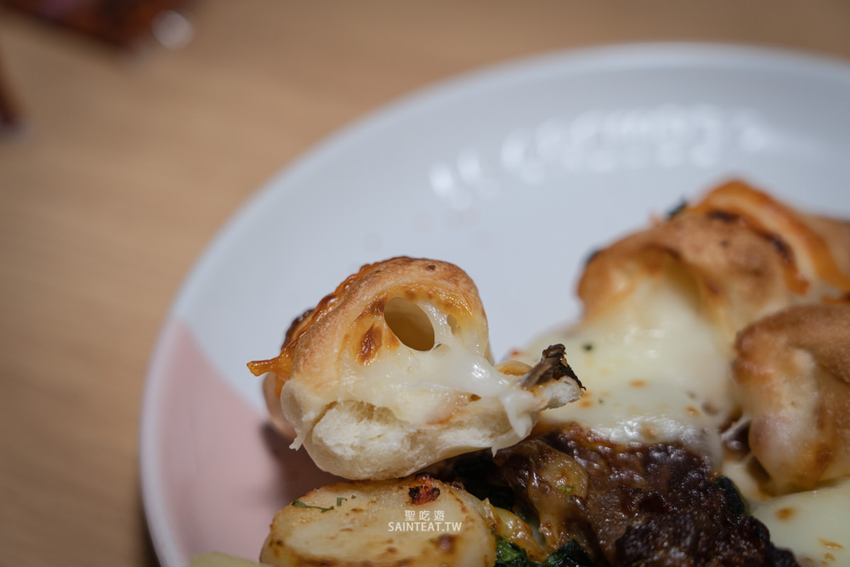 必勝客威士忌牛排干貝比薩+義大利麵》我覺得比較像是厚切鐵板牛柳披薩哈哈。必勝客義大利麵還不錯。