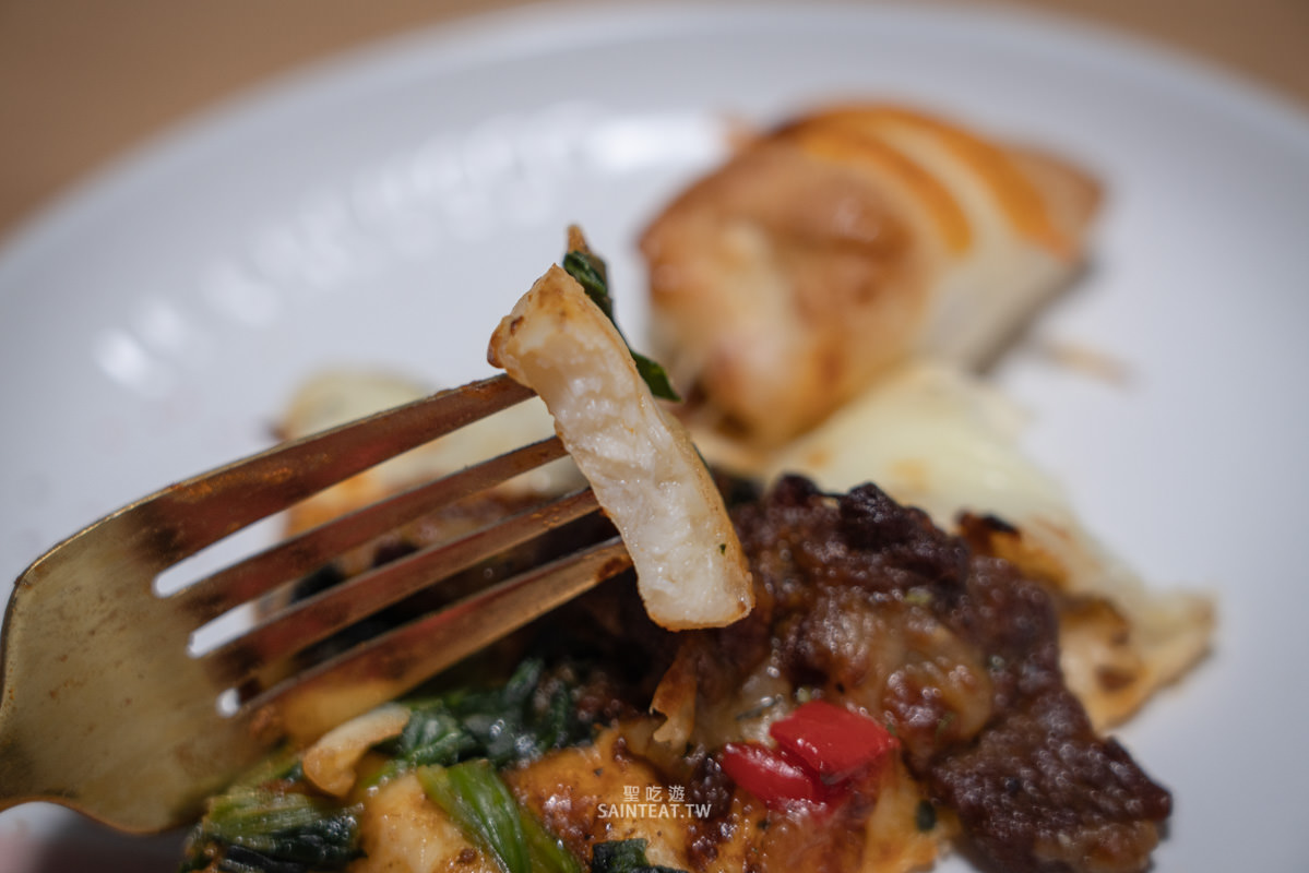 必勝客威士忌牛排干貝比薩+義大利麵》我覺得比較像是厚切鐵板牛柳披薩哈哈。必勝客義大利麵還不錯。