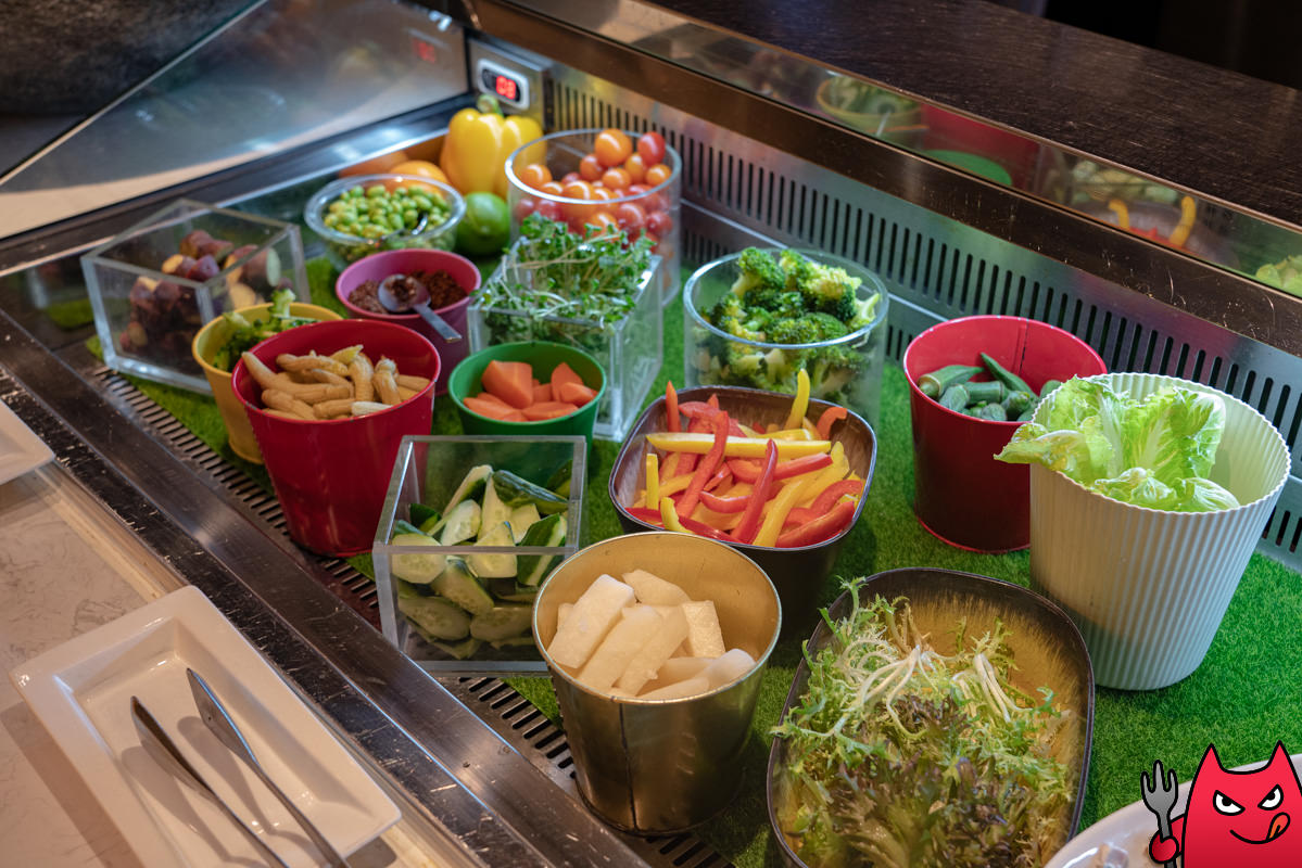 台北寒舍艾美酒店探索廚房平日下午茶吃到飽》甜點真的很強，但其他菜色略顯敷衍，原價吃性價比不太高。