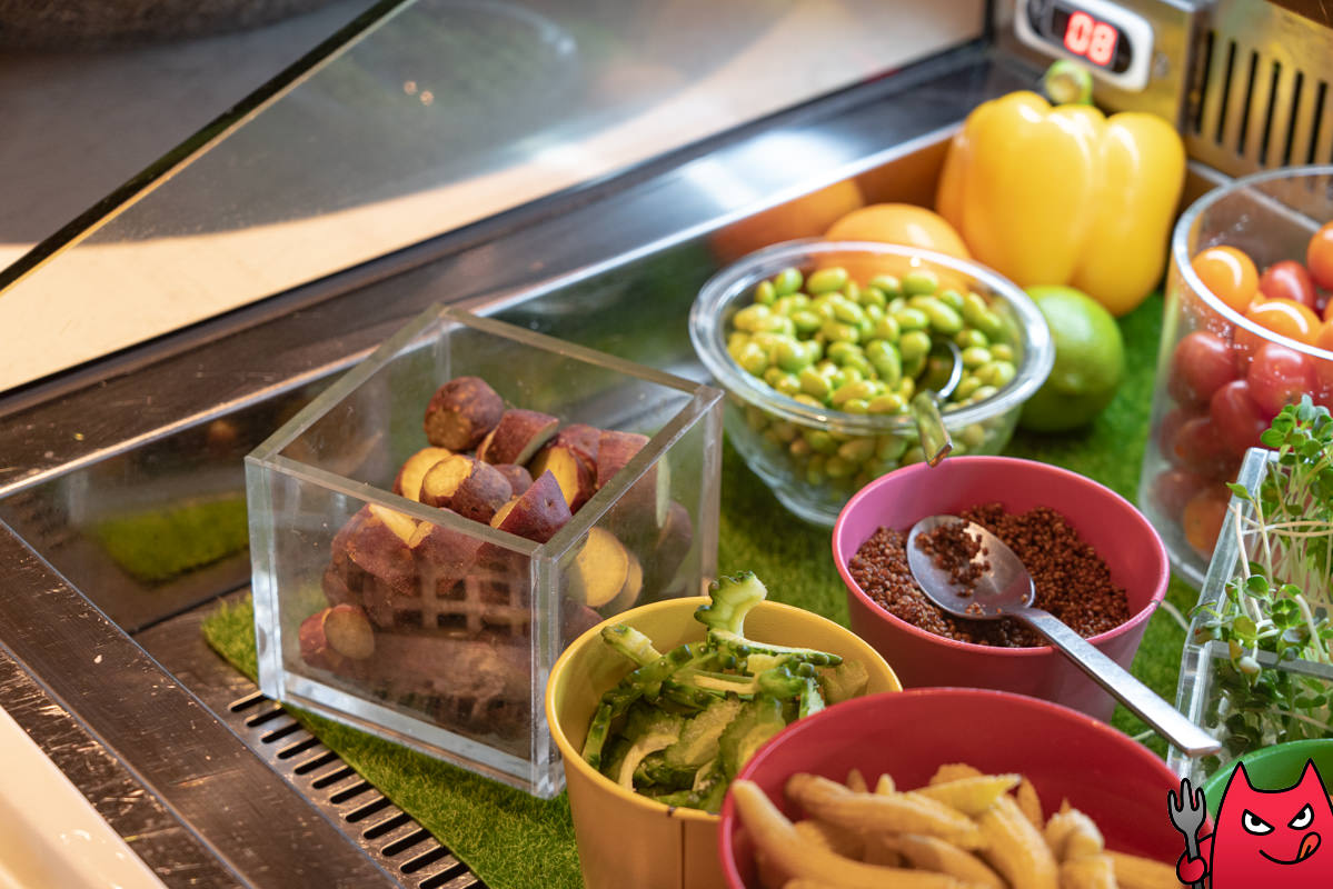 台北寒舍艾美酒店探索廚房平日下午茶吃到飽》甜點真的很強，但其他菜色略顯敷衍，原價吃性價比不太高。