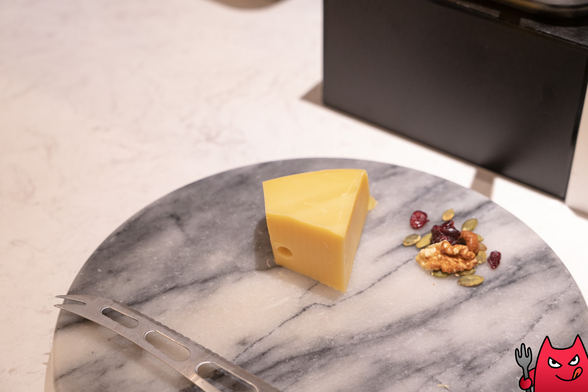 台北寒舍艾美酒店探索廚房平日下午茶吃到飽》甜點真的很強，但其他菜色略顯敷衍，原價吃性價比不太高。