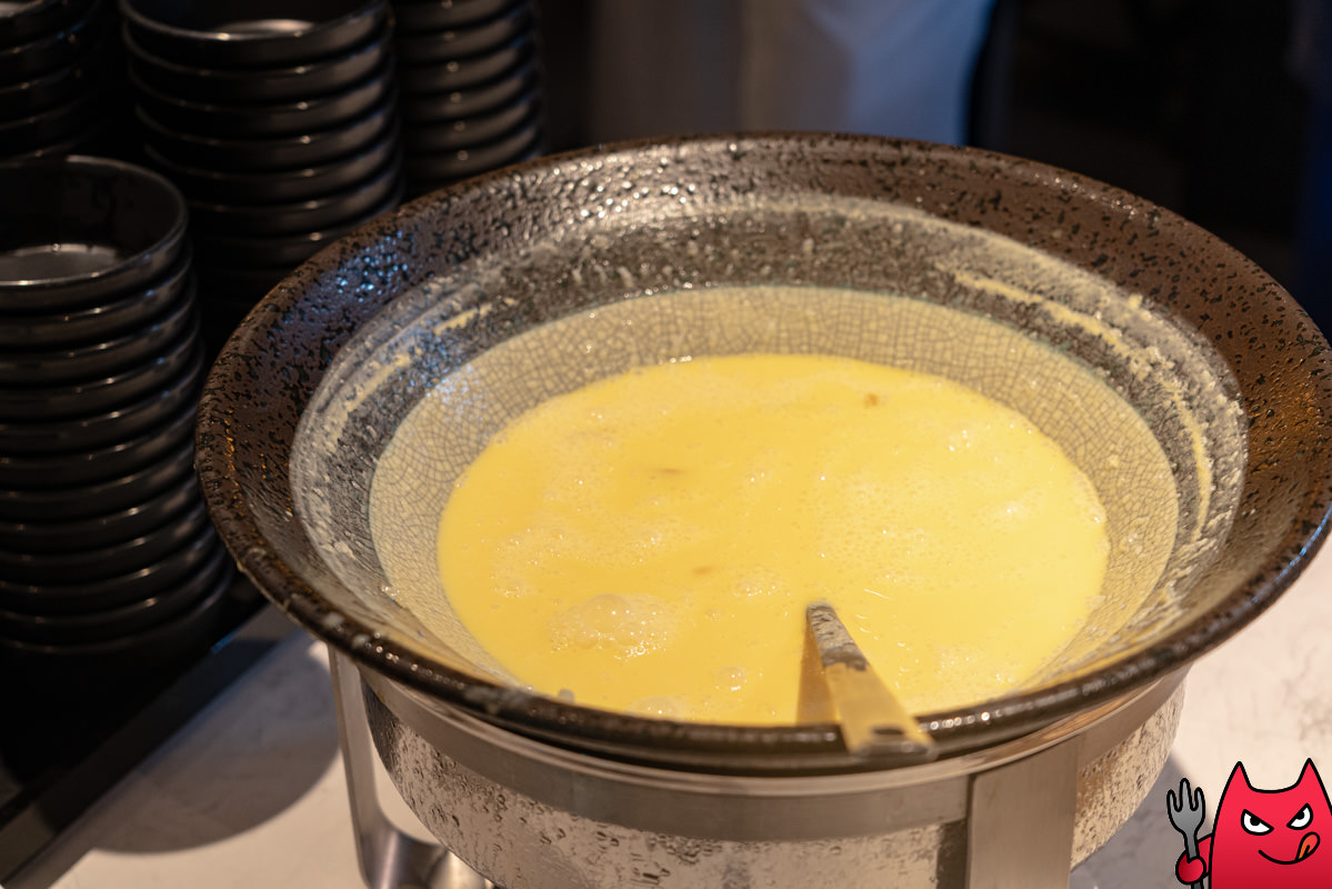 台北寒舍艾美酒店探索廚房平日下午茶吃到飽》甜點真的很強，但其他菜色略顯敷衍，原價吃性價比不太高。