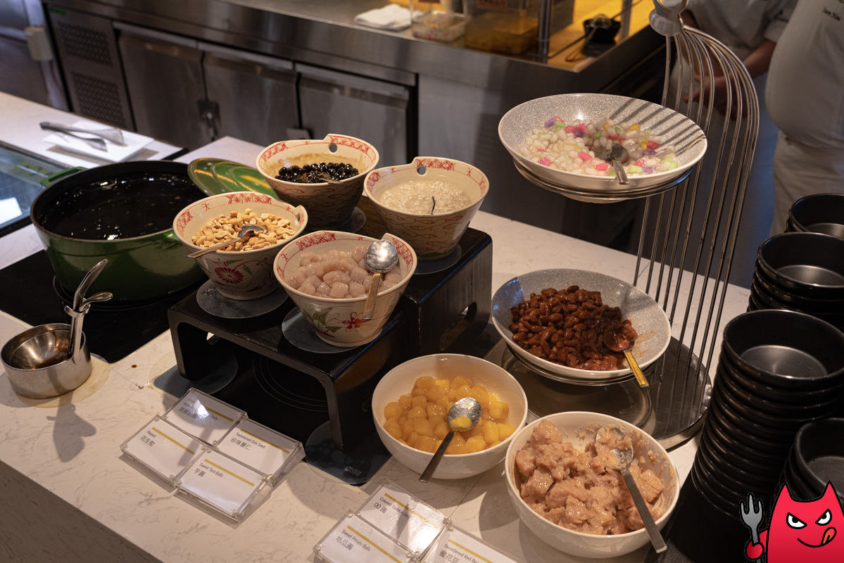 台北寒舍艾美酒店探索廚房平日下午茶吃到飽》甜點真的很強，但其他菜色略顯敷衍，原價吃性價比不太高。