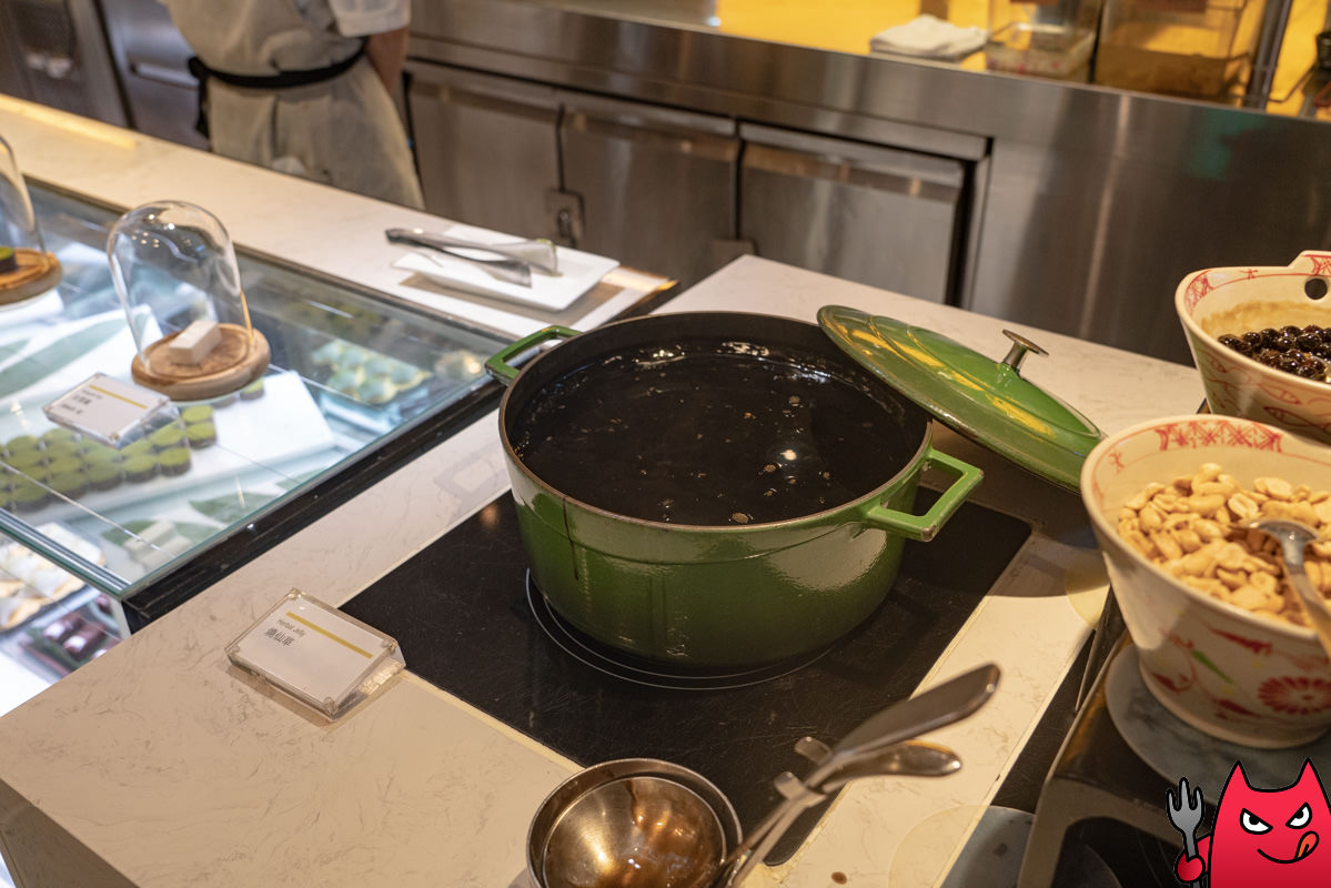 台北寒舍艾美酒店探索廚房平日下午茶吃到飽》甜點真的很強，但其他菜色略顯敷衍，原價吃性價比不太高。