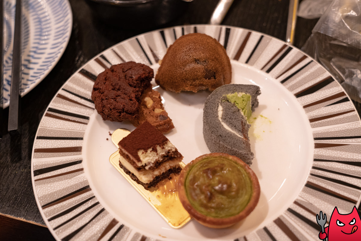 台北寒舍艾美酒店探索廚房平日下午茶吃到飽》甜點真的很強，但其他菜色略顯敷衍，原價吃性價比不太高。
