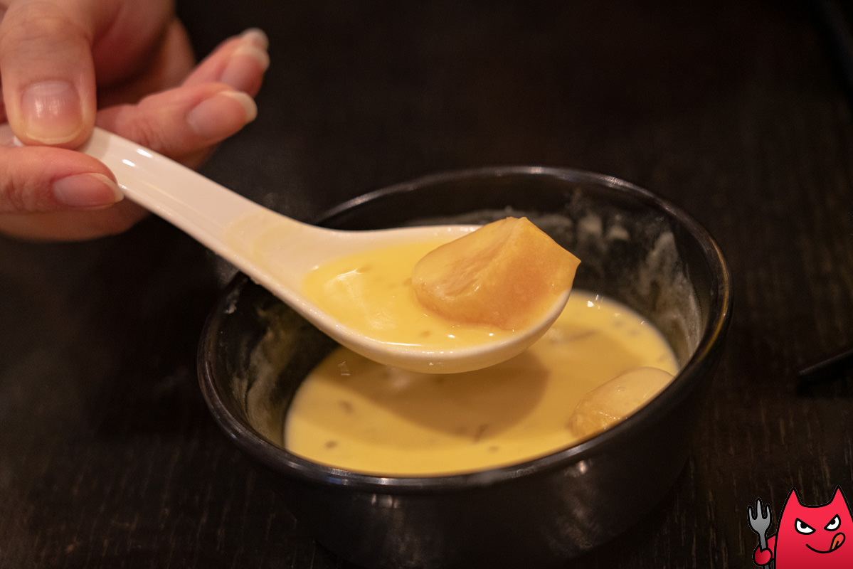 台北寒舍艾美酒店探索廚房平日下午茶吃到飽》甜點真的很強，但其他菜色略顯敷衍，原價吃性價比不太高。