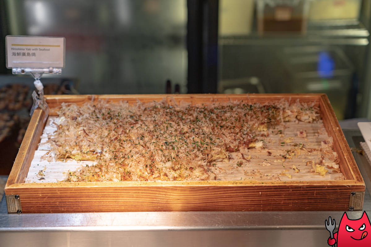 台北寒舍艾美酒店探索廚房平日下午茶吃到飽》甜點真的很強，但其他菜色略顯敷衍，原價吃性價比不太高。