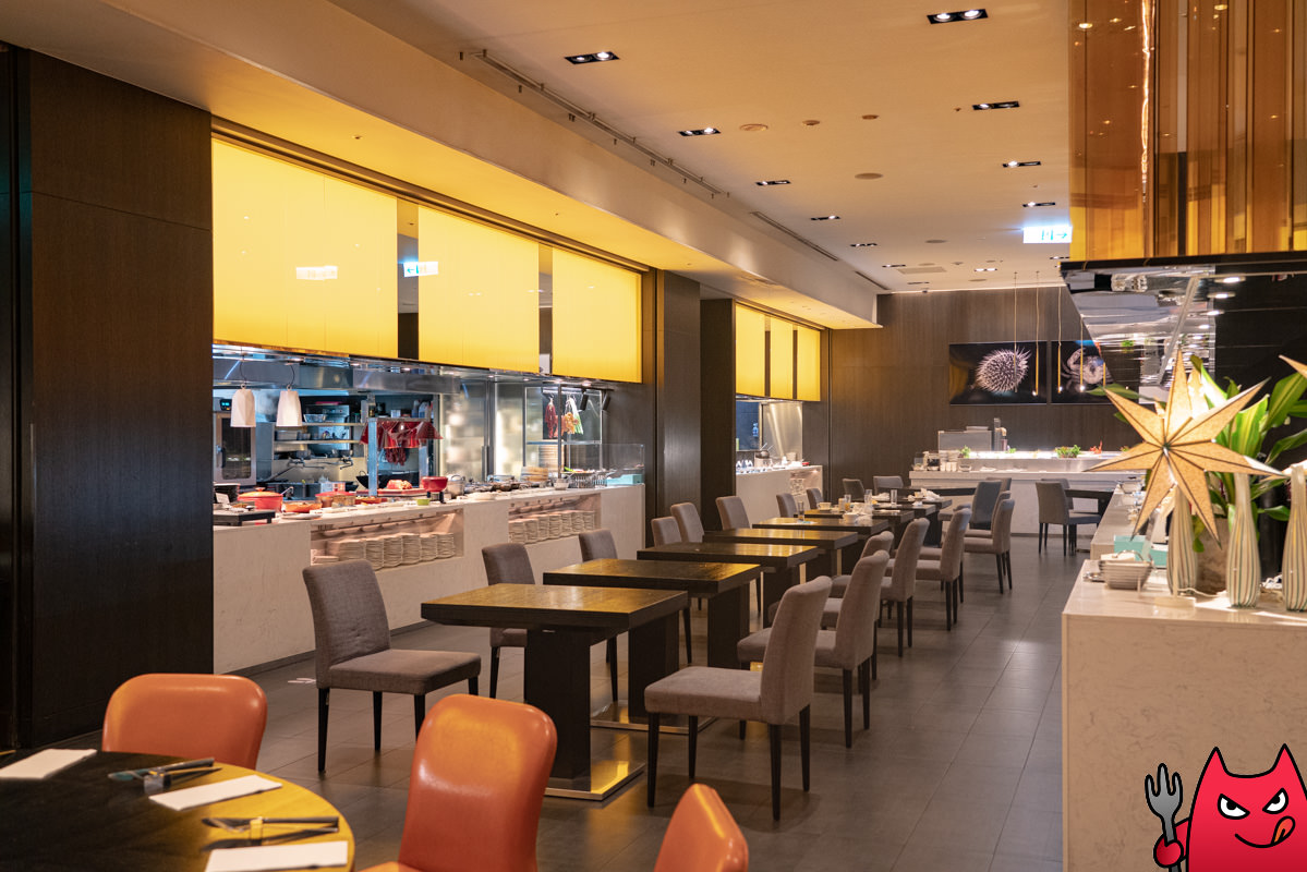 台北寒舍艾美酒店探索廚房平日下午茶吃到飽》甜點真的很強，但其他菜色略顯敷衍，原價吃性價比不太高。