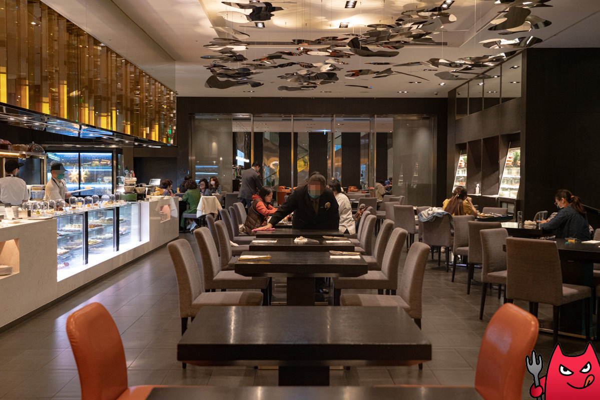 台北寒舍艾美酒店探索廚房平日下午茶吃到飽》甜點真的很強，但其他菜色略顯敷衍，原價吃性價比不太高。