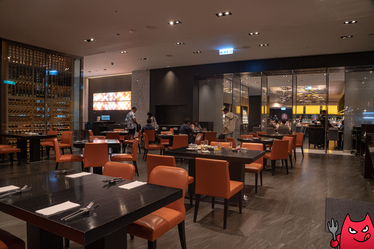 台北寒舍艾美酒店探索廚房平日下午茶吃到飽》甜點真的很強，但其他菜色略顯敷衍，原價吃性價比不太高。