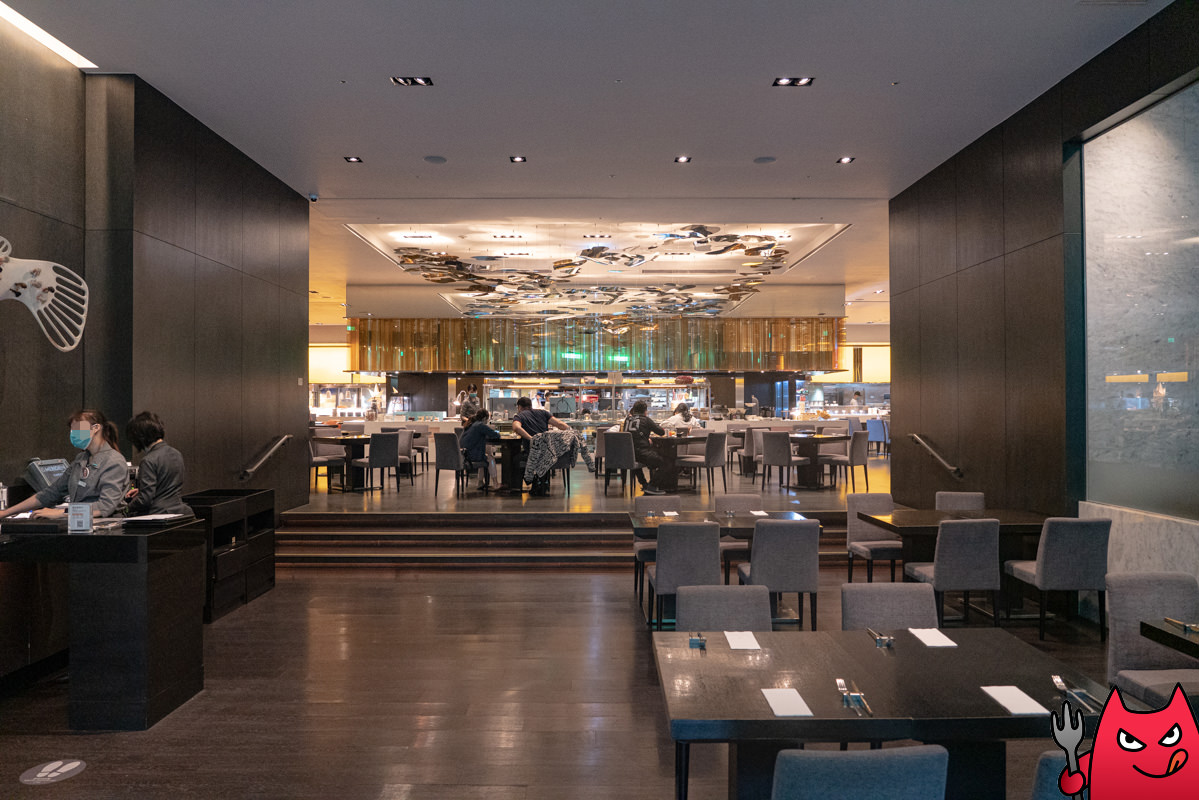 台北寒舍艾美酒店探索廚房平日下午茶吃到飽》甜點真的很強，但其他菜色略顯敷衍，原價吃性價比不太高。