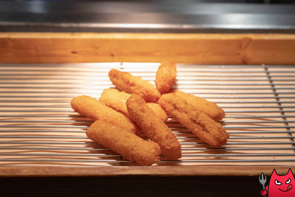 台北寒舍艾美酒店探索廚房平日下午茶吃到飽》甜點真的很強，但其他菜色略顯敷衍，原價吃性價比不太高。