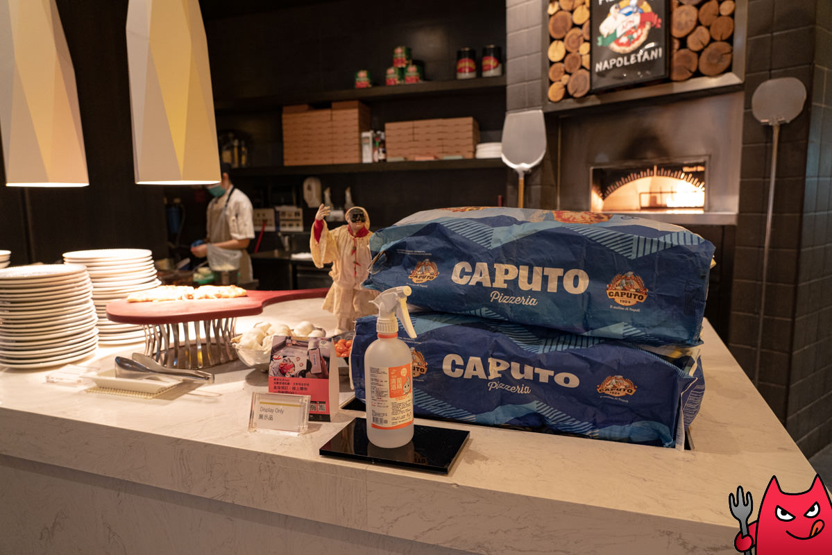 台北寒舍艾美酒店探索廚房平日下午茶吃到飽》甜點真的很強，但其他菜色略顯敷衍，原價吃性價比不太高。