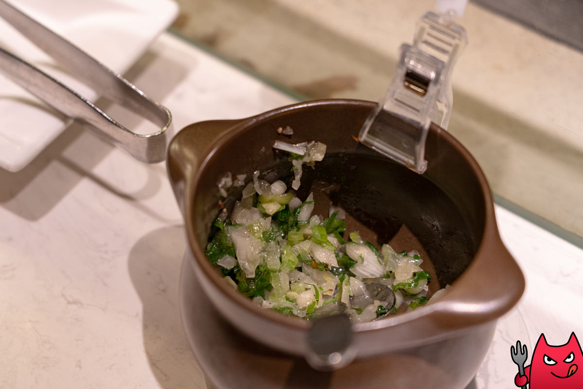 台北寒舍艾美酒店探索廚房平日下午茶吃到飽》甜點真的很強，但其他菜色略顯敷衍，原價吃性價比不太高。